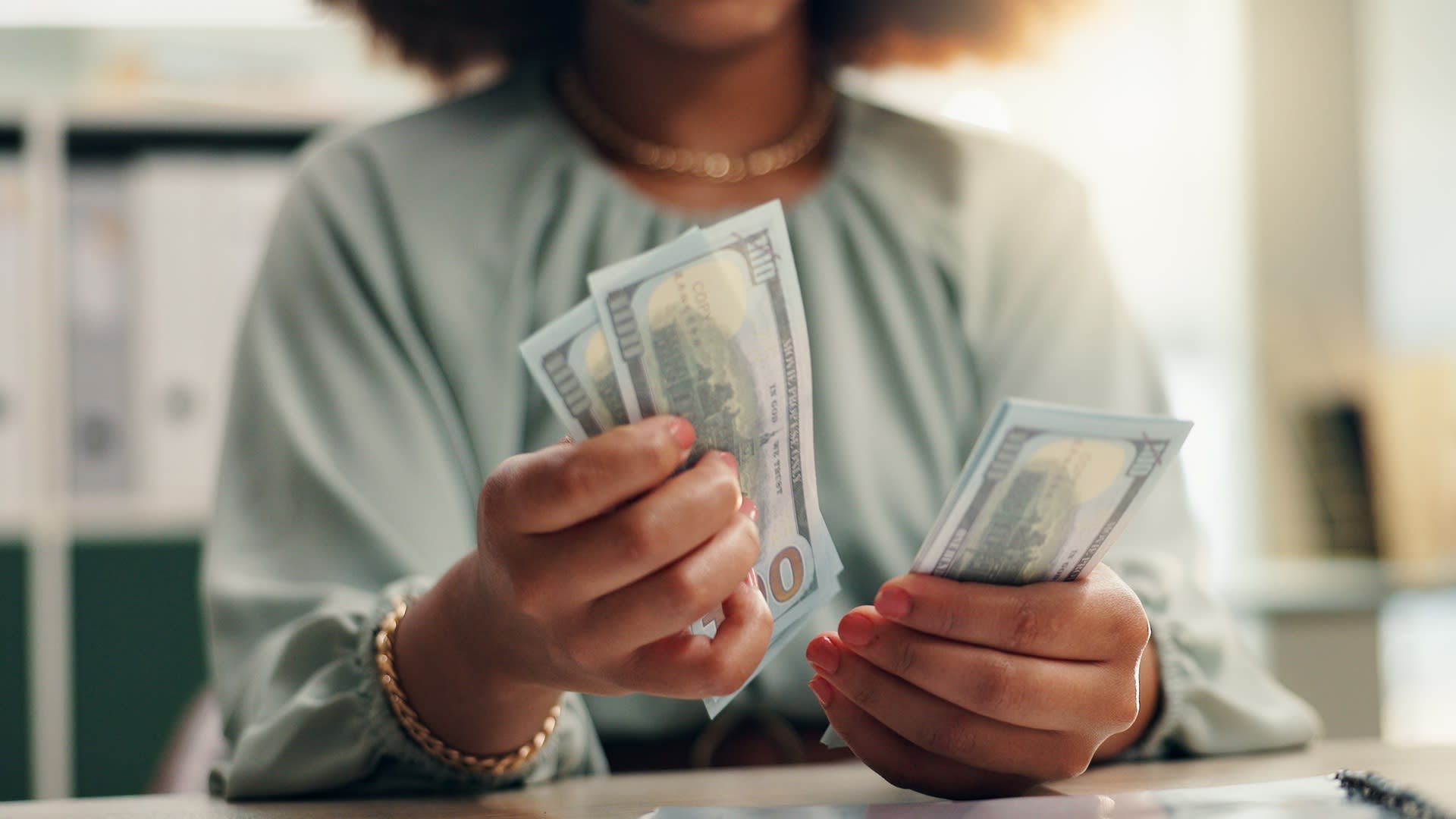 Customer counting foreign currency notes